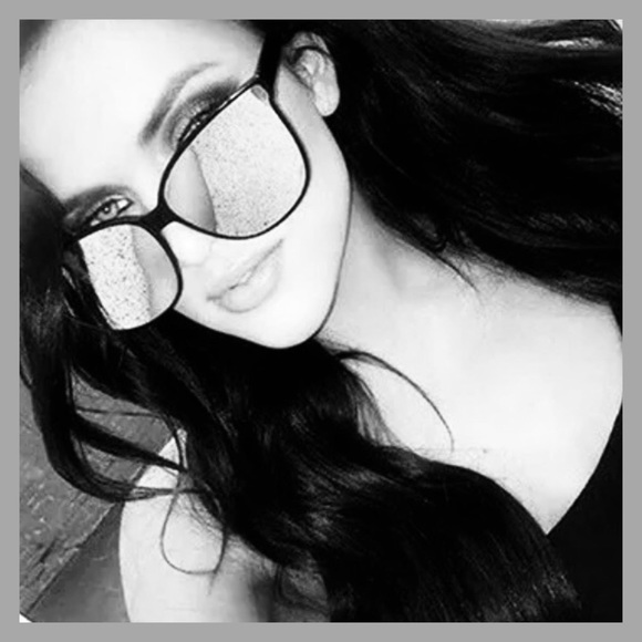 LUXURY SILVER MIRROR BLACK FRAME OVERSIZED SUNNIES - Picture 8 of 8